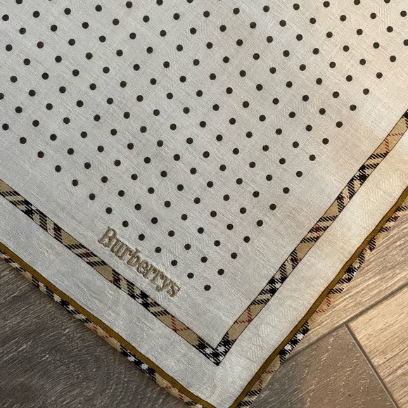 Burberry vintage clean 10/10 with a $400bundle. - Picture 6 of 9
